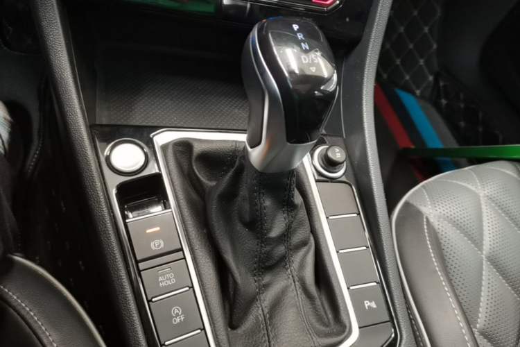 Used Volkswagen Sagitar 2023 200TSI DSG Excellence Edition Gear Lever