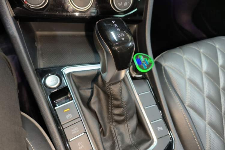 Used Volkswagen Sagitar 2023 300TSI DSG Excellence Edition Gear Lever