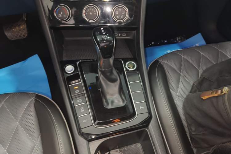 Used Volkswagen Sagitar 2023 300TSI DSG Excellence Edition Gear Lever