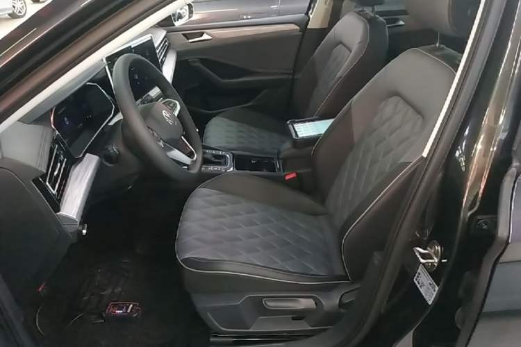 Used Volkswagen Sagitar 2023 300TSI DSG Excellence Edition Left Front Seat