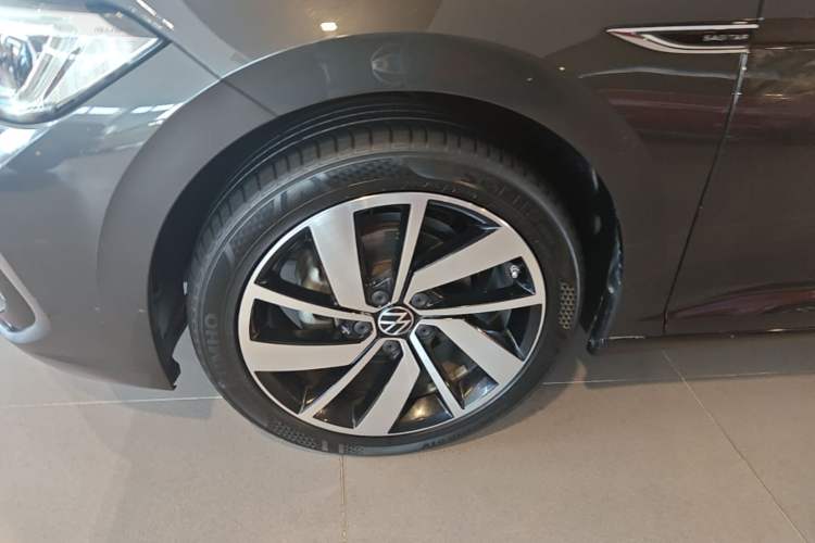 Used Volkswagen Sagitar 2023 300TSI DSG Excellence Edition Left Front Wheel Hub