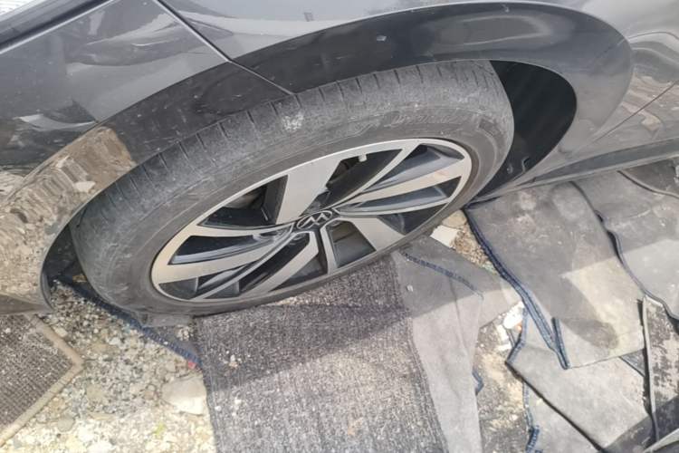 Used Volkswagen Sagitar 2023 300TSI DSG Excellence Edition Left Front Wheel Hub