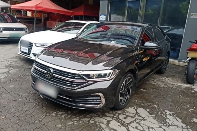 Używany Volkswagen Sagitar 2023 300TSI DSG Excellence Edition