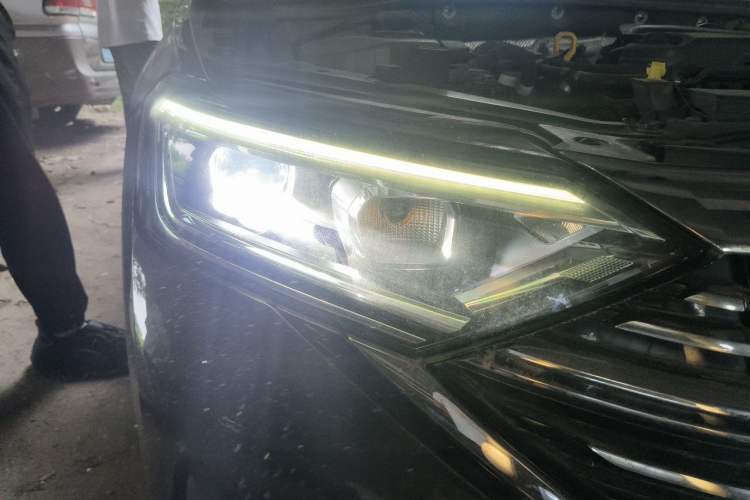 Used Volkswagen Sagitar 2023 300TSI DSG Excellence Edition Right Front Headlight