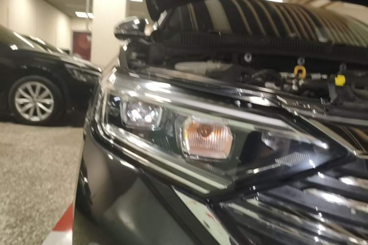 Used Volkswagen Sagitar 2023 300TSI DSG Excellence Edition Right Front Headlight