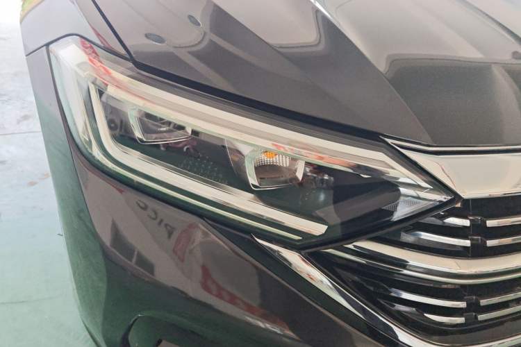 Used Volkswagen Sagitar 2023 300TSI DSG Excellence Edition Right Front Headlight