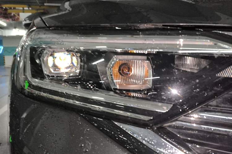 Used Volkswagen Sagitar 2023 300TSI DSG Excellence Edition Right Front Headlight
