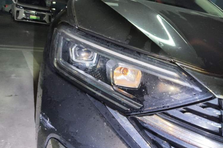 Used Volkswagen Sagitar 2023 300TSI DSG Excellence Edition Right Front Headlight