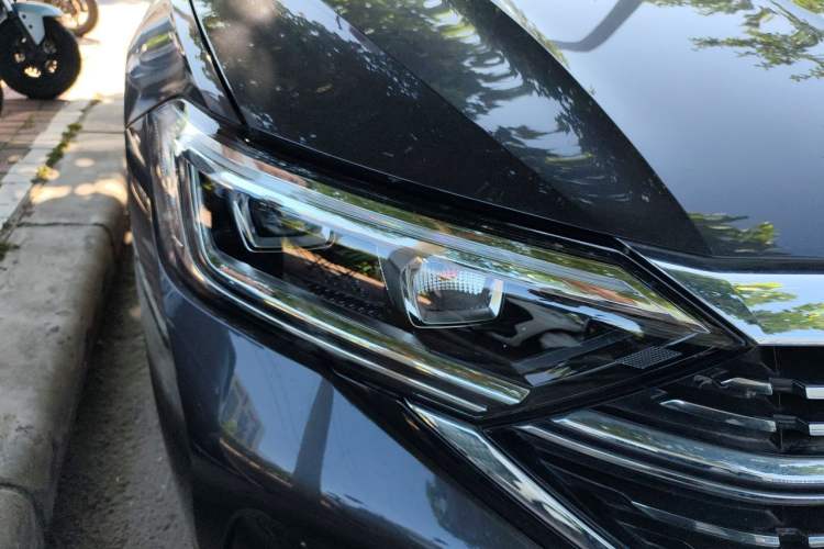 Used Volkswagen Sagitar 2023 300TSI DSG Excellence Edition Right Front Headlight