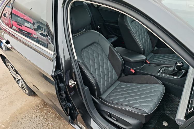 Used Volkswagen Sagitar 2023 300TSI DSG Excellence Edition Right Front Seat