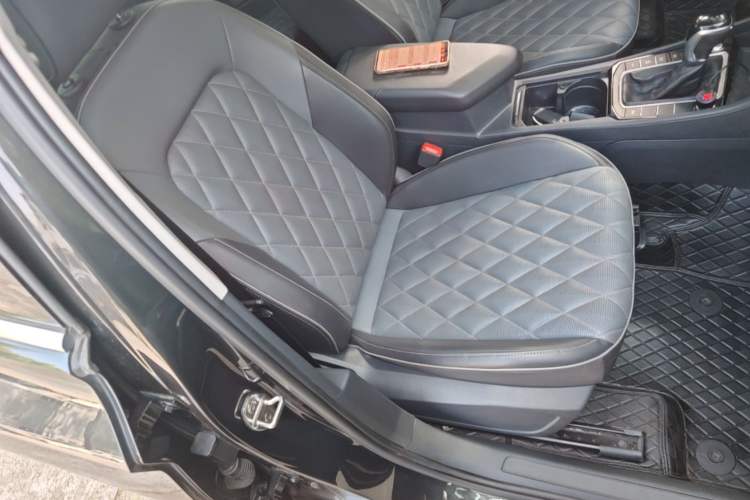 Used Volkswagen Sagitar 2023 300TSI DSG Excellence Edition Right Front Seat