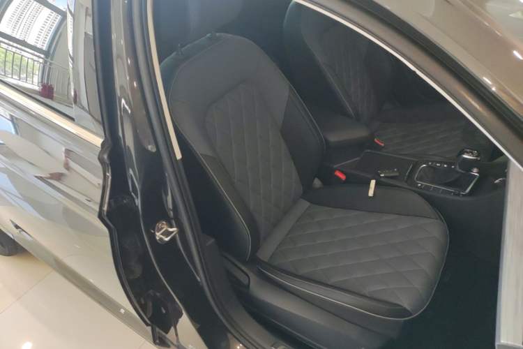 Used Volkswagen Sagitar 2023 300TSI DSG Excellence Edition Right Front Seat