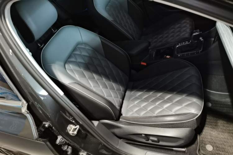 Used Volkswagen Sagitar 2023 300TSI DSG Excellence Edition Right Front Seat