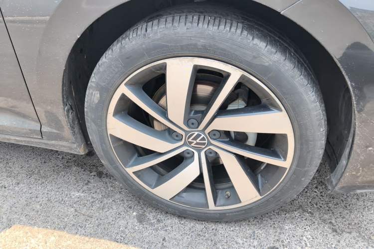 Used Volkswagen Sagitar 2023 300TSI DSG Excellence Edition Right Front Wheel Hub