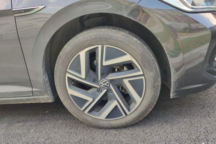 Used Volkswagen Sagitar 2023 300TSI DSG Excellence Edition Right Front Wheel Hub