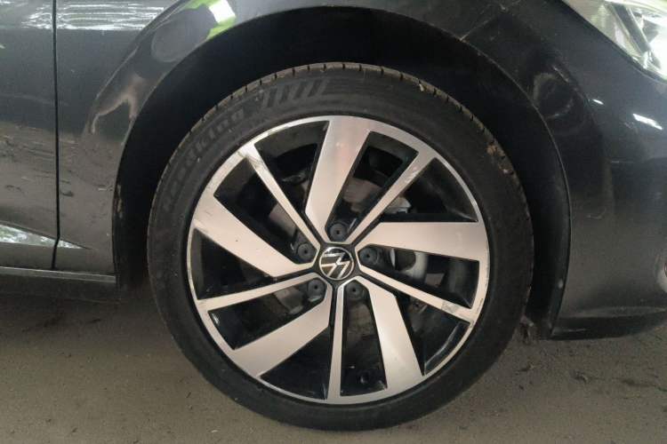 Used Volkswagen Sagitar 2023 300TSI DSG Excellence Edition Right Front Wheel Hub
