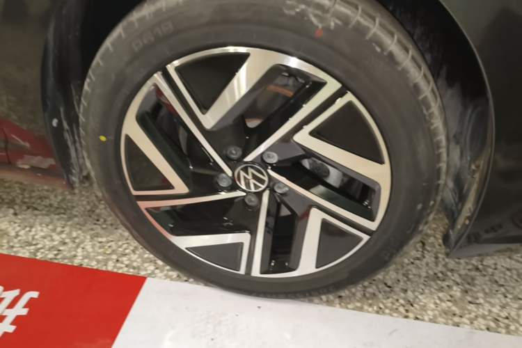 Used Volkswagen Sagitar 2023 300TSI DSG Excellence Edition Right Front Wheel Hub
