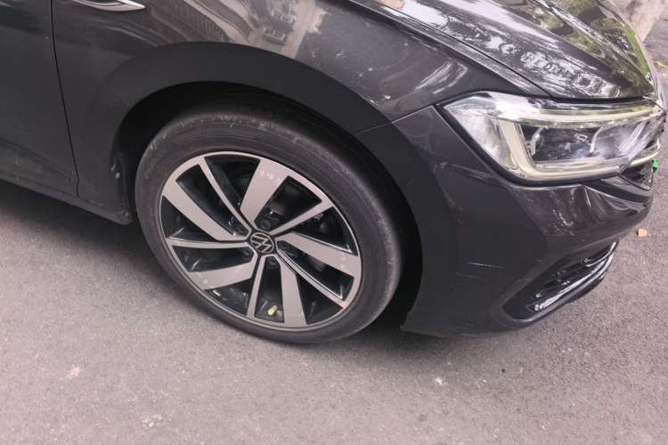 Used Volkswagen Sagitar 2023 300TSI DSG Excellence Edition Right Front Wheel Hub