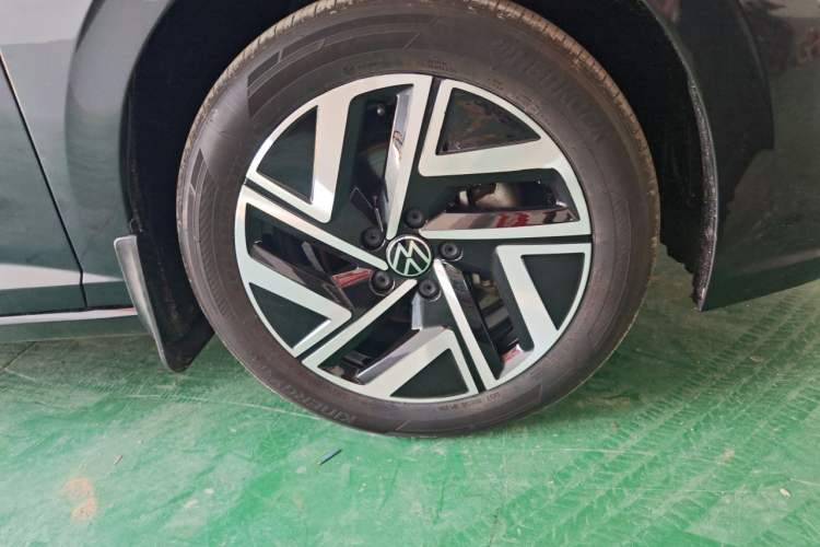 Used Volkswagen Sagitar 2023 300TSI DSG Excellence Edition Right Front Wheel Hub