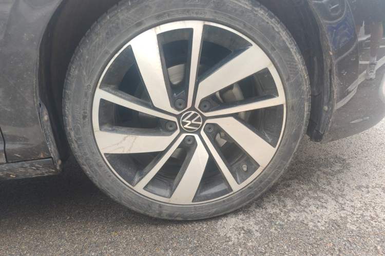 Used Volkswagen Sagitar 2023 300TSI DSG Excellence Edition Right Front Wheel Hub