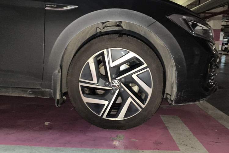 Used Volkswagen Sagitar 2023 300TSI DSG Excellence Edition Right Front Wheel Hub