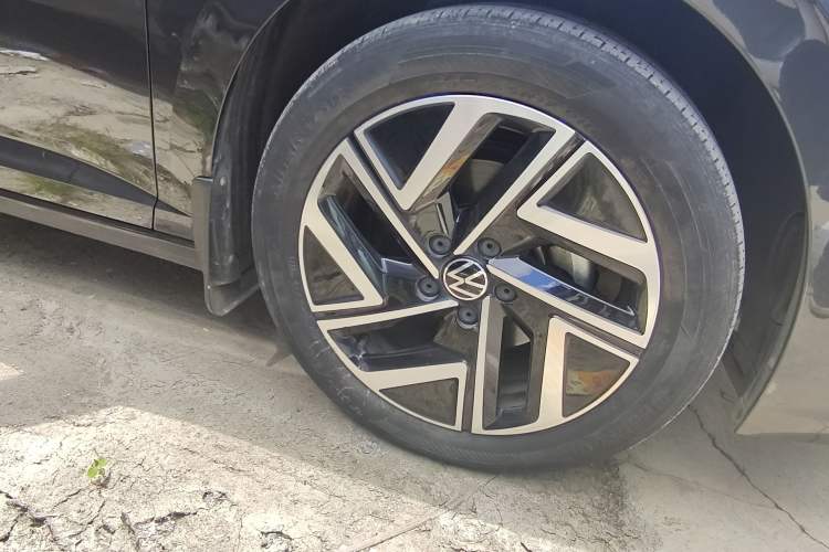Used Volkswagen Sagitar 2023 300TSI DSG Excellence Edition Right Front Wheel Hub