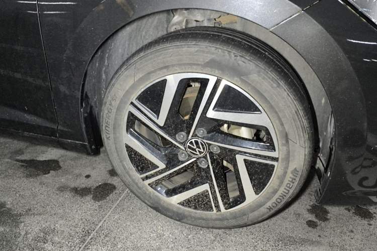Used Volkswagen Sagitar 2023 300TSI DSG Excellence Edition Right Front Wheel Hub