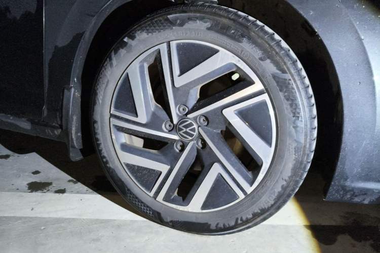 Used Volkswagen Sagitar 2023 300TSI DSG Excellence Edition Right Front Wheel Hub