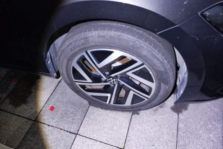Used Volkswagen Sagitar 2023 280TSI DSG Beyond Lite Edition Right Front Wheel Hub