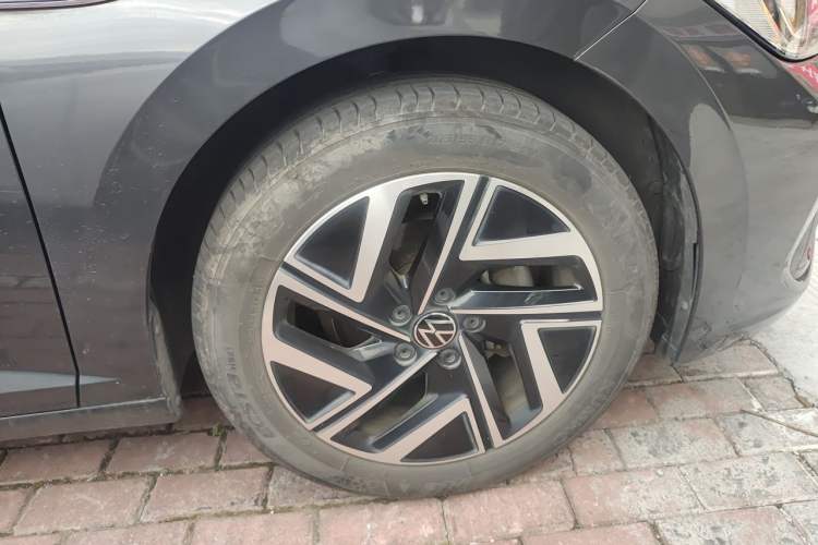 Used Volkswagen Sagitar 2023 300TSI DSG Excellence Edition Right Front Wheel Hub