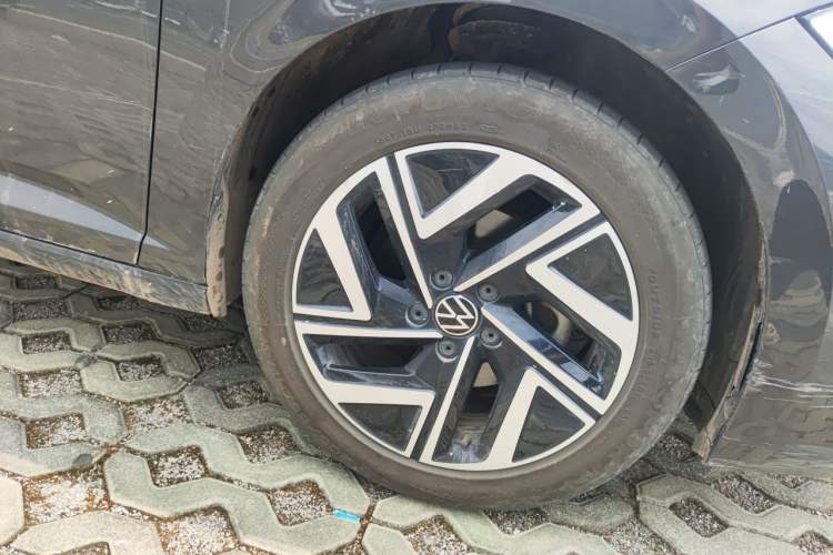 Used Volkswagen Sagitar 2023 300TSI DSG Excellence Edition Right Front Wheel Hub