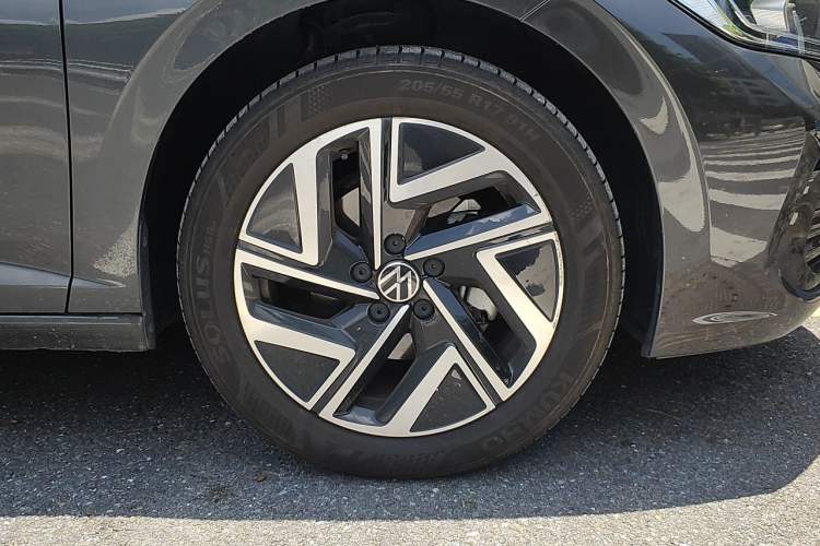 Used Volkswagen Sagitar 2023 300TSI DSG Excellence Edition Right Front Wheel Hub