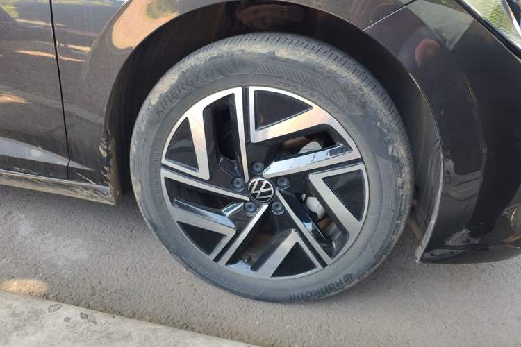 Used Volkswagen Sagitar 2023 300TSI DSG Excellence Edition Right Front Wheel Hub