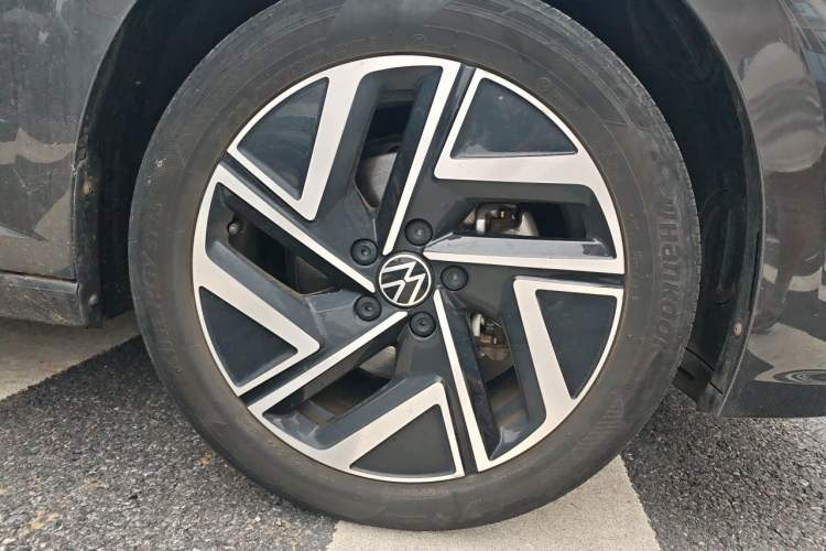 Used Volkswagen Sagitar 2023 300TSI DSG Excellence Edition Right Front Wheel Hub