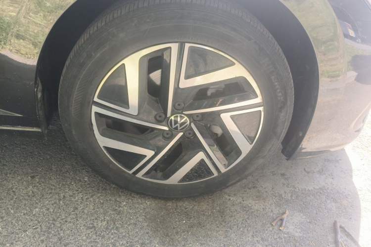 Used Volkswagen Sagitar 2023 300TSI DSG Excellence Edition Right Front Wheel Hub
