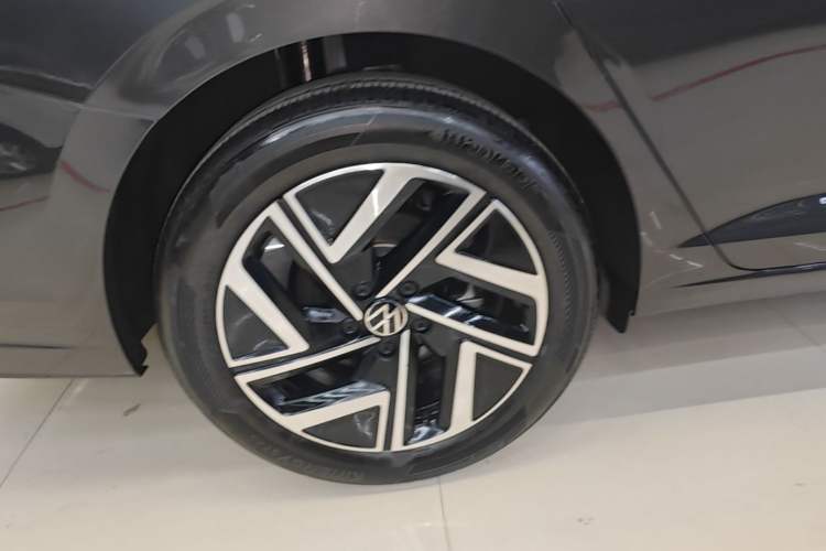 Used Volkswagen Sagitar 2023 300TSI DSG Excellence Edition Right Rear Wheel Hub