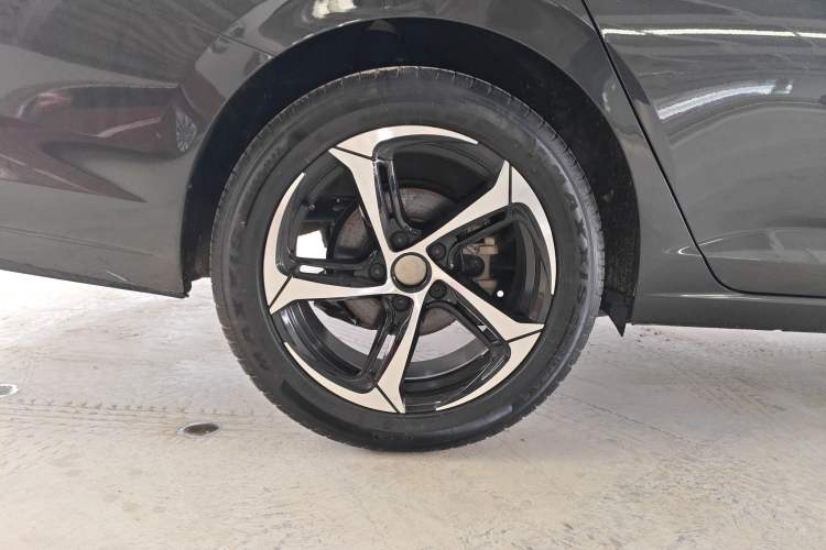 Used Volkswagen Sagitar 2023 300TSI DSG Excellence Edition Right Rear Wheel Hub