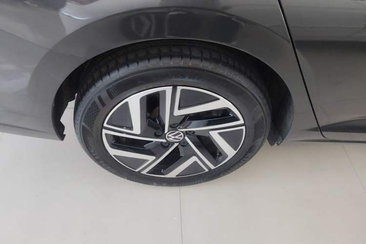 Used Volkswagen Sagitar 2023 300TSI DSG Excellence Edition Right Rear Wheel Hub