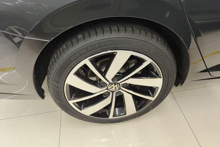 Used Volkswagen Sagitar 2023 300TSI DSG Excellence Edition Right Rear Wheel Hub