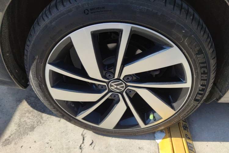 Used Volkswagen Sagitar 2023 300TSI DSG Excellence Edition Right Rear Wheel Hub