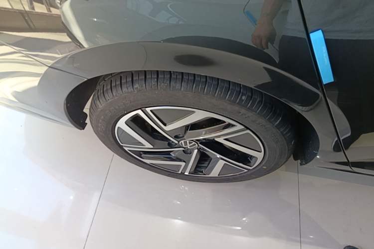 Used Volkswagen Sagitar 2023 300TSI DSG Excellence Edition Right Rear Wheel Hub