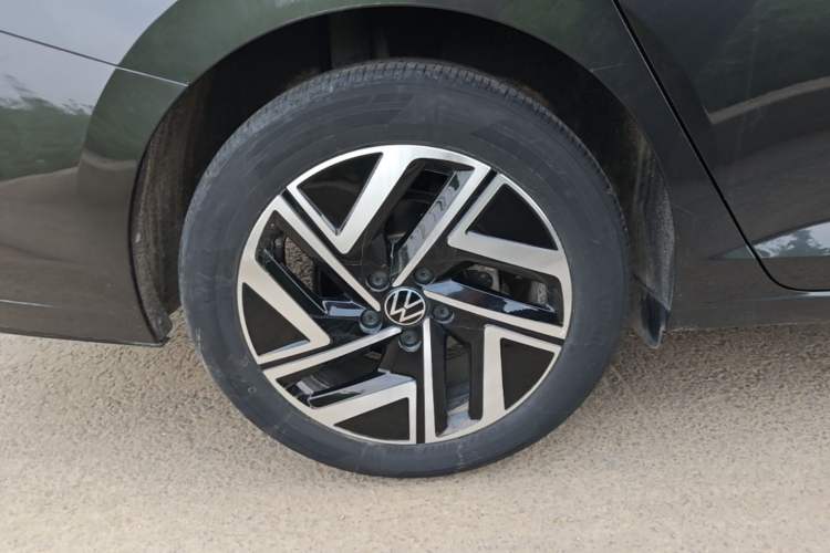 Used Volkswagen Sagitar 2023 300TSI DSG Excellence Edition Right Rear Wheel Hub