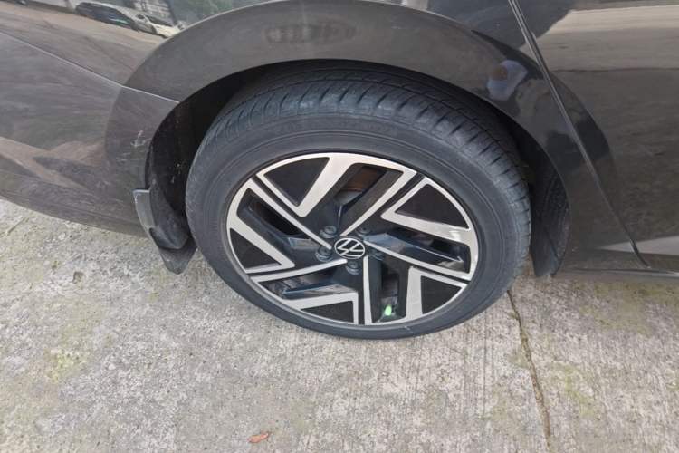 Used Volkswagen Sagitar 2023 300TSI DSG Excellence Edition Right Rear Wheel Hub