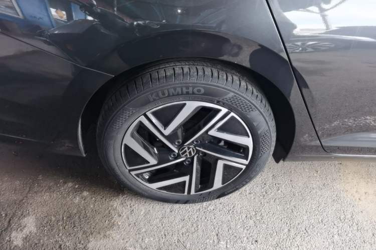 Used Volkswagen Sagitar 2023 300TSI DSG Excellence Edition Right Rear Wheel Hub