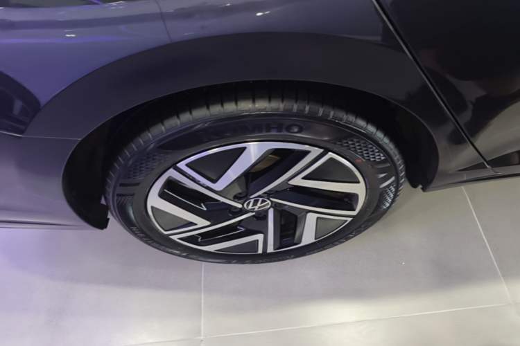 Used Volkswagen Sagitar 2023 300TSI DSG Excellence Edition Right Rear Wheel Hub