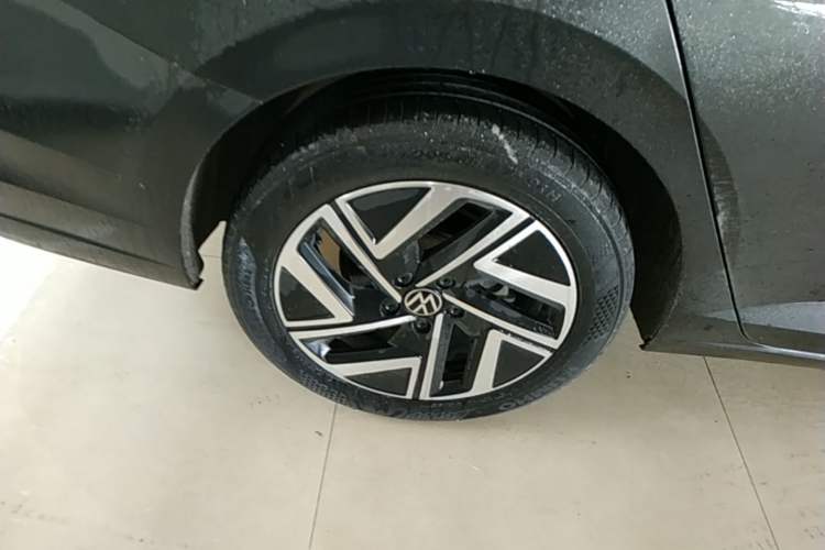Used Volkswagen Sagitar 2023 300TSI DSG Excellence Edition Right Rear Wheel Hub