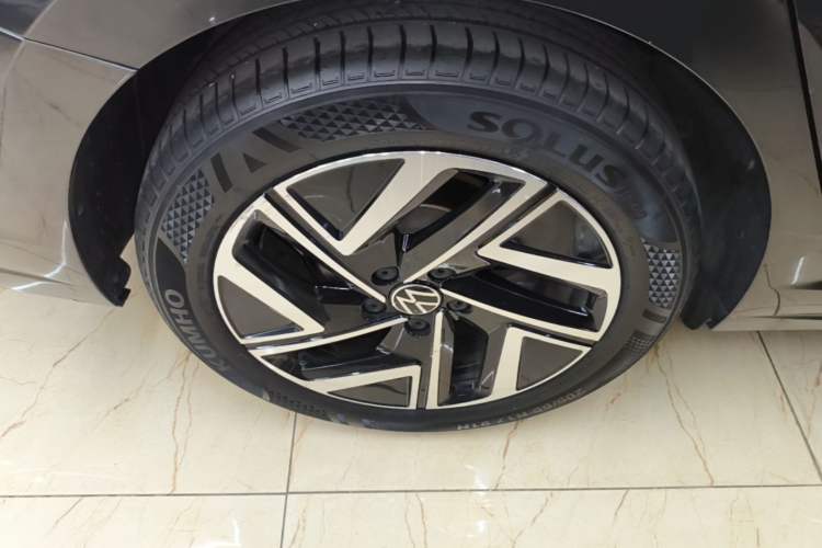 Used Volkswagen Sagitar 2023 300TSI DSG Excellence Edition Right Rear Wheel Hub