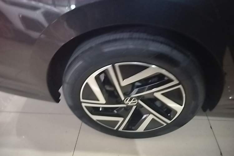 Used Volkswagen Sagitar 2023 300TSI DSG Excellence Edition Right Rear Wheel Hub