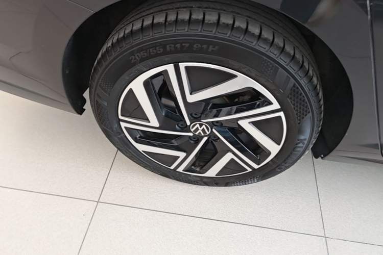 Used Volkswagen Sagitar 2023 300TSI DSG Excellence Edition Right Rear Wheel Hub