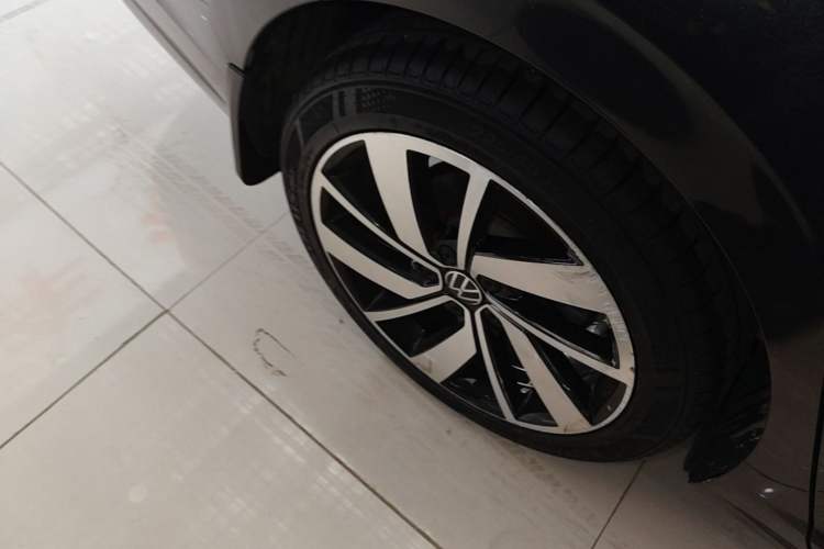Used Volkswagen Sagitar 2023 300TSI DSG Excellence Edition Right Rear Wheel Hub
